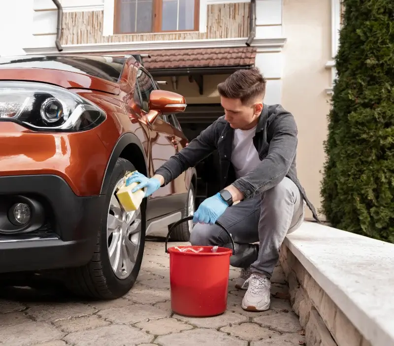 Lavage auto à domicile Thiré : professionnel intervenant sur un véhicule